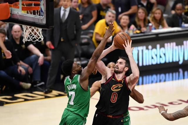 布朗首场NBA亮相表现可圈可点